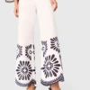 Broek met gehaakte details