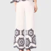 Broek met gehaakte details