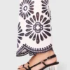 Broek met gehaakte details