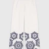 Broek met gehaakte details
