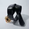 Dubbele M-riem van leer met krokodillenlook