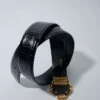 Dubbele M-riem van leer met krokodillenlook