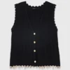 Gebreid vest met gouden versieringen