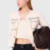 Gecropte vest met stiksels
