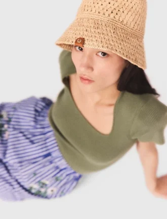 Gehaakte raffia buckethoed