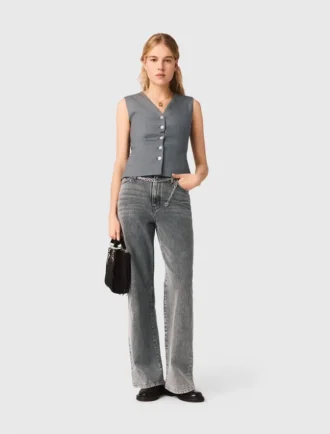 Getailleerd vest met sierknopen