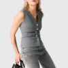 Getailleerd vest met sierknopen