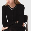 Kort vest met sieradenaccenten