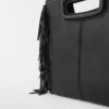 M Bag van glad leer met franjes