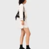 Mini-rok van gebreid materiaal met stiksels