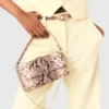 Miss M Walk-tas met python-effect