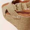 Sandaaltjes met sleehak en raffia-effect