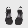 Sandalen met metalen hak en bandjes