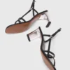 Sandalen met metalen hak en bandjes