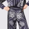 Soepelvallende broek met bandana-print