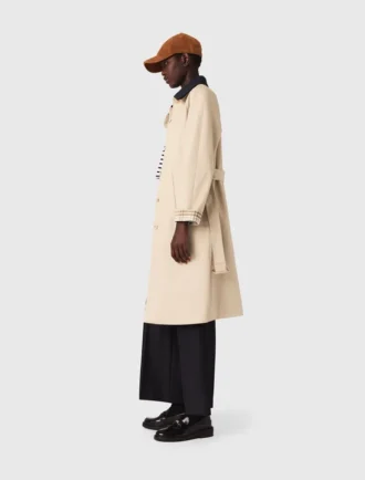 Trenchcoat met contrasterende mouwen en kraag