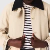 Trenchcoat met contrasterende mouwen en kraag