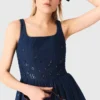 Uitlopende geborduurde denimjurk