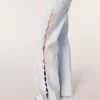 Wijd uitlopende jeans met strass-uitsnijding