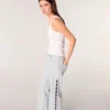 Wijd uitlopende jeans met strass-uitsnijding